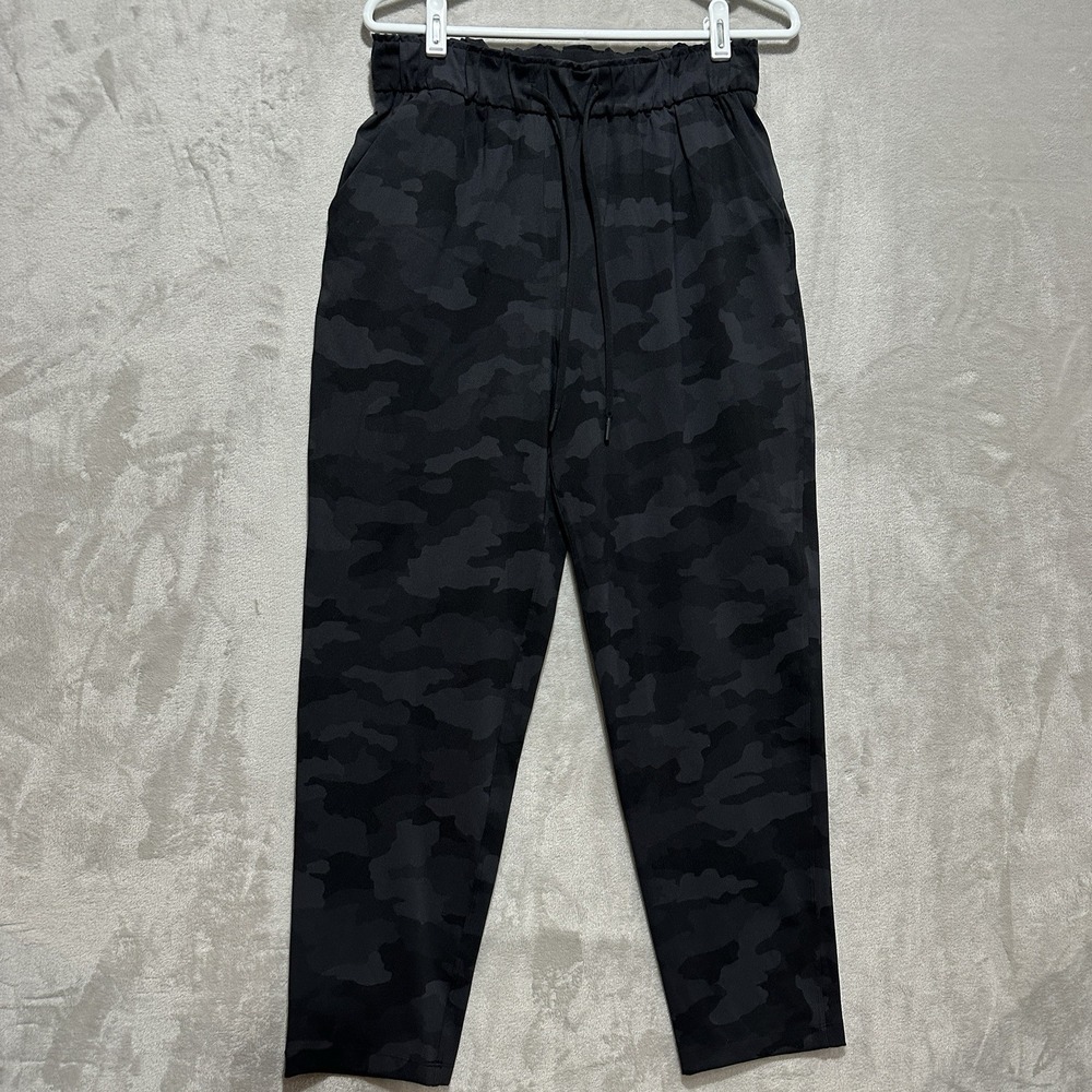 Lululemon Keep Moving Pant Women's Size 8 High-Rise Camo‎ Deep Coal Logo